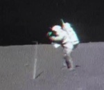 lune Un astronaute lâche son marteau sur la Lune