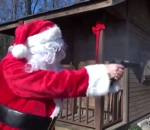 pere Le Père Noël joue Vive le vent avec un pistolet