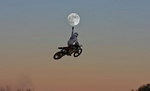 lune Un motard décroche la lune