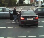 bmw Une BMW bloquée à une intersection
