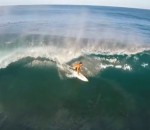 spot vague Les surfeurs de Banzai Pipeline filmés avec un drone