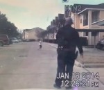 americain Un policier joue au football avec un enfant