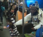 drague portable Un ventriloque drague dans le métro
