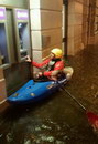 inondation Retirer de l'argent en kayak