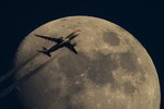 lune Un avion passe devant la lune