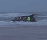 sauveteur Une femme emmène ses enfants à la mer