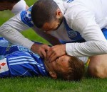 sauver choc Un footballeur sauve la vie de son adversaire pendant un match