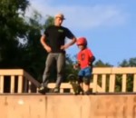skateboard rampe Un papa pousse son fils en haut d'une rampe de skate