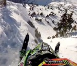motoneige neige saut Saut d'une falaise en motoneige