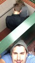 couple amour Selfie dans des toilettes publiques