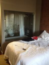 hotel chambre salle Chambre d'hôtel avec salle de bain vitrée