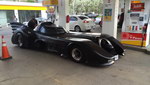 voiture station Batman prend de l'essence