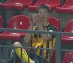 applaudissement lituanie Un footballeur applaudit son but