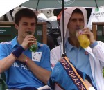 parapluie Novak Djokovic trinque avec un ramasseur de balles