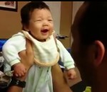 papa rire Papa a un fou rire en voyant son bébé rire