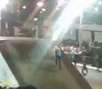 collision saut Un speaker fauché par une motocross