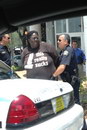 arrestation police homme T-shirt approprié