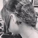 logo Sourde de l'oreille gauche, elle décide de se faire ce tatouage