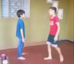 dispute Deux enfants se disputent