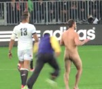 rugby Un streaker plaqué par un agent de sécurité 