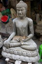 statue chat bras Un chat dort dans les bras d'une statue