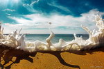 sable vague ecume De l'écume frappe le sable