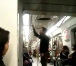 cogner metro Un guitariste fou dans le métro