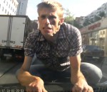moscou Homme fou sur le capot d'une voiture