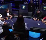 paire Deux joueurs de poker font tapis avec une paire d'As