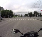 intersection Un motard se fait rentrer dedans à un feu rouge