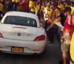 casse vitre fete Supporters colombiens vs BMW Z4