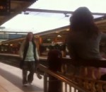 rail Bagarre de filles sur un quai de gare