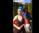 bucket Ice Bucket Challenge avec des lunettes de natation