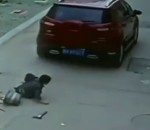 enfant Un enfant chinois se fait rouler dessus par une voiture
