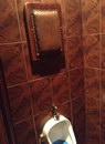 urinoir Repose-tête dans les toilettes d'un bar