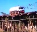 pont chute camion Camion sur un pont en bois