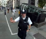 trottoir Un cycliste sur un trottoir arrêté par un policer