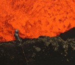lave Balade dans le cratère d'un volcan