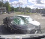 moto collision Un motard atterrit sur deux voitures
