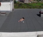 toit Un drone trolle une fille faisant du topless
