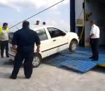 grece Embarquement difficile de voitures dans un ferry