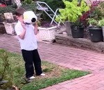 football enfant Headshot avec un ballon de foot (Slow motion)