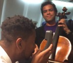 session violoncelle Un violoncelliste et un beatboxer jouent dans un avion