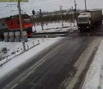 glissante Un camion sur une route glissante devant un passage à niveau
