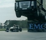 formule Un camion saute par-dessus une F1 Lotus