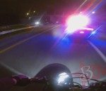 police Course poursuite entre une moto et des voitures de police