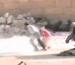 sniper Un enfant porte secours à une petite fille (Syrie)