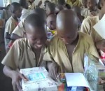 team Des enfants du Burundi ouvrent leurs cadeaux de Noël