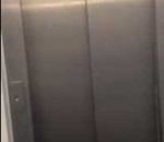 ascenseur 9 étudiants ivres bloqués dans un ascenseur