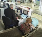camera cachee François Damiens en Corse - L'aéroport la suite